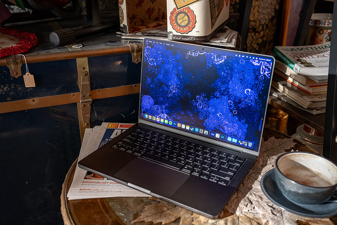 ลือสนั่น! MacBook Pro จอสัมผัส OLED พร้อม Dynamic Island เตรียมเปิดตัวปลายปีนี้