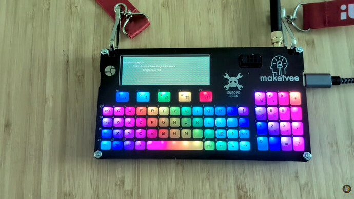 สุดว้าว! [makeTVee] เนรมิตคีย์บอร์ด RGB เรืองแสงให้ Hackaday Communicator Badge