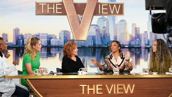 FCC ของทรัมป์จ่อสอบรายการ The View ส.ส. แอนนา โกเมซชี้ 'รัฐคุกคาม' หวังปิดปากสื่อ