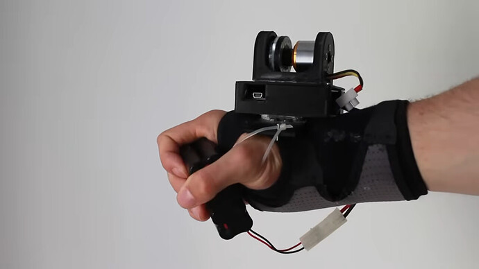 จากไฮเทคสู่เรียบง่าย: นักประดิษฐ์สร้างอุปกรณ์ DIY ช่วยผู้มีอาการมือสั่น