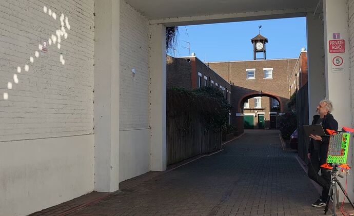 สร้าง 'กระจกมีชีวิต' สุดล้ำ 128 ชิ้น: นำแอคทูเอเตอร์จิ๋วจากสมาร์ทโฟนมาประยุกต์ฉายภาพอย่างแม่นยำ