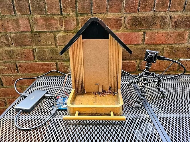 BirdFeedR: เครื่องให้อาหารนกอัจฉริยะ ป้องกันกระรอกจอมขโมย ด้วย Arduino UNO Q