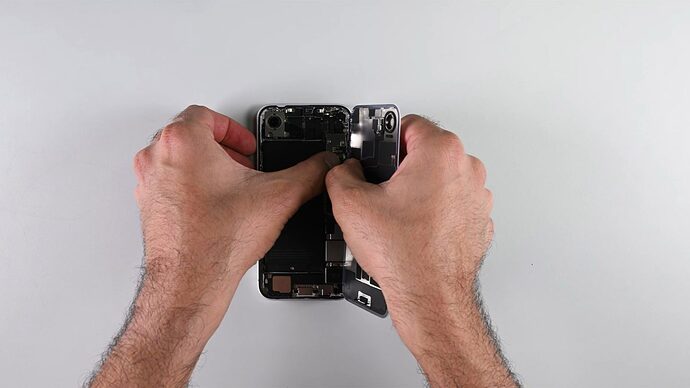 iFixit เผย! iPhone 17e ดีไซน์ถอดประกอบง่าย พร้อมเสริม MagSafe ให้ iPhone 16e ได้ในไม่กี่นาที