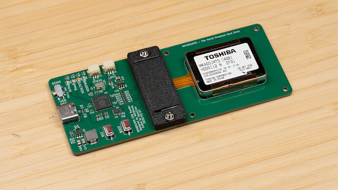 คืนชีพฮาร์ดดิสก์จิ๋วที่สุดในโลก: นักแฮกไขปริศนา Toshiba MK4001MTD กู้ข้อมูล 2 ทศวรรษ