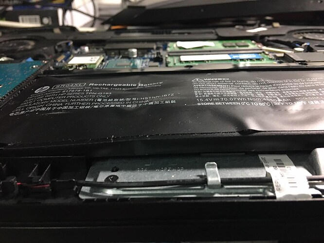 สภาพแบตโน้ตบุคบวมด้านข้าง