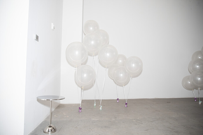 Pantone เปิดตัว 'Cloud Dancer' สีแห่งปี 2026: ความสงบสุข หรือ สัญญาณเศรษฐกิจชะลอ?