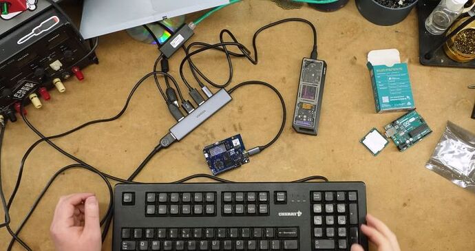 Arduino Uno Q: บอร์ดไฮบริด 44 ดอลลาร์ ท้าเล่นเกม Linux x86 ด้วยพลัง FEX และ Snapdragon