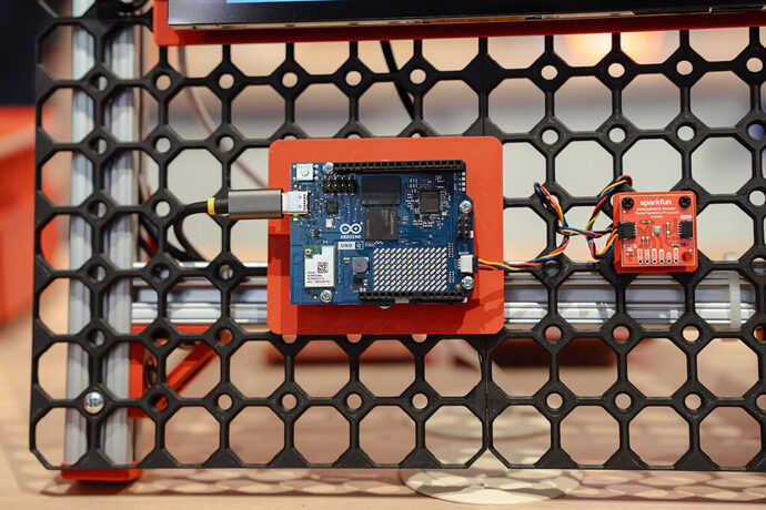 Arduino UNO Q: บอร์ดสองสมองปฏิวัติงานฝังตัว ผสาน Linux-Real-time ลดความซับซ้อนให้โปรเจกต์ Edge AI