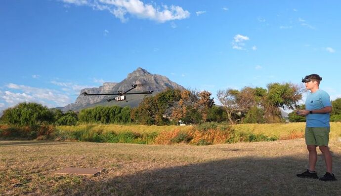 ทุบสถิติ! โดรน Quadcopter บินนานสุด 3 ชม. 31 นาที นักประดิษฐ์มุ่งสู่เป้าหมาย 4 ชั่วโมง