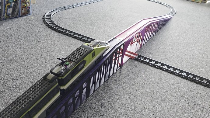 เมื่อ LEGO ไม่มีสะพาน: นักประดิษฐ์ใช้ 3D Printer สร้างสะพานรถไฟ LEGO สุดเจ๋ง