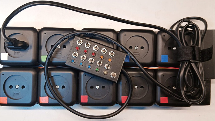 Jeroen Brinkman สร้างแผงควบคุมปลั๊กพ่วงอัจฉริยะ แก้ปัญหาสายรุงรังบนเวิร์กเบนช์