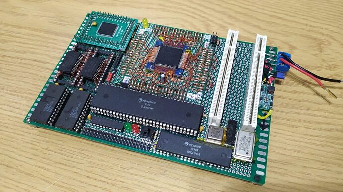 สุดเจ๋ง! นักประดิษฐ์สร้างคอมพิวเตอร์แฮนด์เมดชิป Motorola 68000 พร้อมสล็อต PCI สำเร็จด้วยการเดินสายไฟด้วยมือ