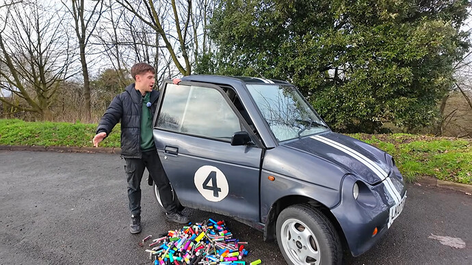 ไอเดียเจ๋ง! รถไฟฟ้า G-Wiz วิ่งได้ด้วยแบตเตอรี่บุหรี่ไฟฟ้ากว่า 500 ชิ้น ฝีมือวิศวกรอังกฤษ