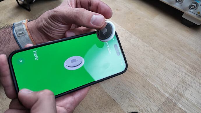 พบช่องลับ AirTag: แฮกเกอร์โชว์วิธีปิดเสียงถาวร ไม่เสียคุณสมบัติกันน้ำ!