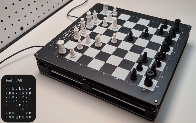 หมากรุกโรบอทเล่นเอง! Joshua Stanley สร้างกระดานอัจฉริยะ ผสาน AI สัมผัสฟิสิกส์เต็มรูปแบบ