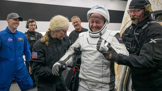 NASA สร้างประวัติศาสตร์! ภารกิจอพยพทางการแพทย์จากอวกาศครั้งแรกสำเร็จ ยาน Crew Dragon นำนักบินกลับโลกปลอดภัย