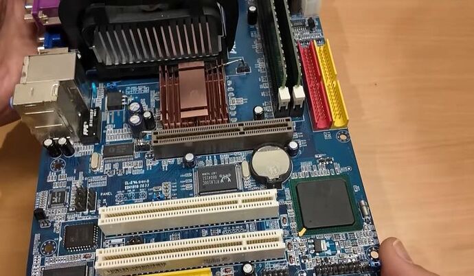 เตือนภัยสายเรโทร! พบเมนบอร์ดปลอมยุค Pentium 4 ใส่ช่อง AGP เก๊ เสี่ยงทำกราฟิกการ์ดพัง