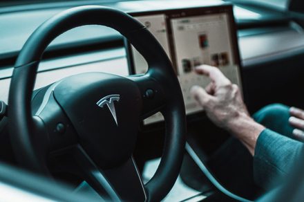 Tesla ยุติ Autopilot ถาวร! ดันลูกค้าสู่ FSD ที่แพงขึ้น พร้อมคำเตือนขึ้นราคาจาก Musk