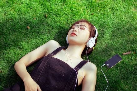 งานวิจัยชี้: เพลงช่วยคลายความวิตกกังวลได้ดีกว่าเสียง Pink Noise